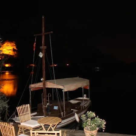 Happy Caretta ゲストハウス 3*